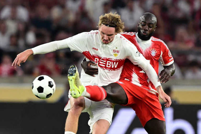 Nick Woltemade (l) sah sich in Zweikämpfen oft Dayot Upamecano gegenüber. — © Bernd Weißbrod/dpa