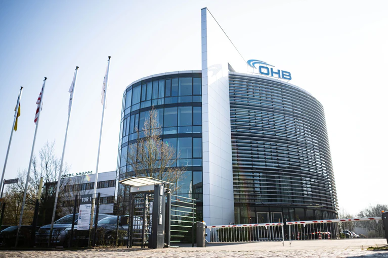 Die Geschäfte des Raumfahrt- und Technologiekonzerns OHB laufen gut.  — © Sina Schuldt/dpa