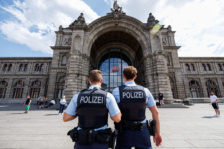 Rund um den Nürnberger Hauptbahnhof wird das Kiffen und das Mitführen von Cannabis verboten. (Archivbild) — © Daniel Karmann/dpa