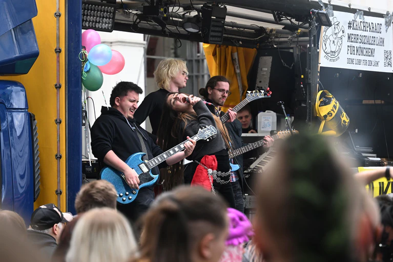 Die Band Toxic Pills nahm ebenfalls an der Münchner «Krachparade» teil.  — © Felix Hörhager/dpa