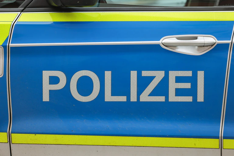 Der Lastwagenfahrer wurde bei dem Unfall leicht verletzt. (Symbolbild) — © Jan Woitas/dpa