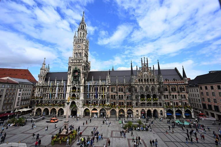 Auf dem Münchner Marienplatz vor dem Neuen Rathaus soll die Kundgebung am Sonntag stattfinden. (Archivfoto) — © Felix Hörhager/dpa