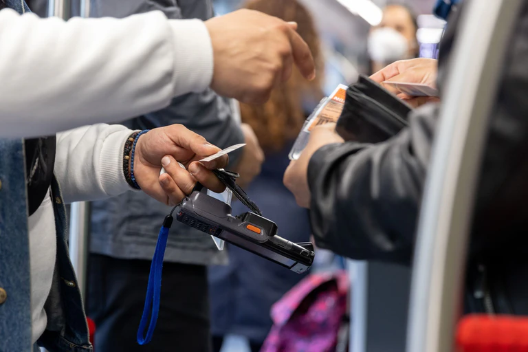 Aufgrund der gefundenen Geschosse im U-Bahnhof gehen die Ermittler davon aus, dass aus einer Luftdruckpistole auf die Kontrolleure geschossen wurde. (Symbolbild) — © Daniel Karmann/dpa
