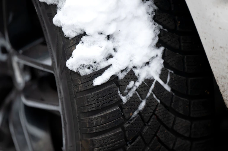 Bei Schnee und Glätte sollte man die richtigen Reifen am Auto haben. — © Sven Hoppe/dpa