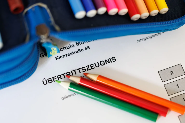 Die Viertklässlerinnen und -klässler bekommen ihre Übertrittszeugnisse diesen Montag. (Symbolbild) — © Matthias Balk/dpa