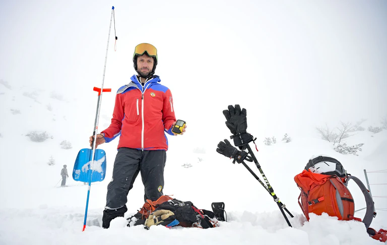 Eine Sonde zum Orten von Verschütteten unter dem Schnee und eine Schaufel gehören zur Grundausrüstung abseits der Piste. — © Malin Wunderlich/dpa