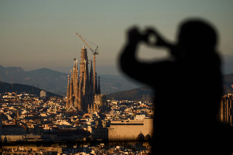 Mit einem neuen Kreuzsegment überragt die Basilika in Barcelona erstmals das Ulmer Münster. — © Emilio Morenatti/AP/dpa