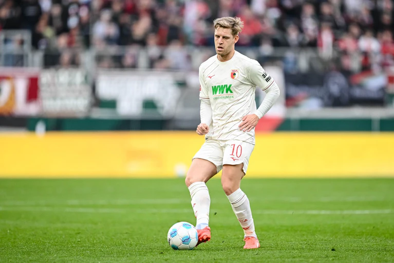 Seltenes Bild in dieser Saison: Arne Maier für den FC Augsburg am Ball. (Archivbild) — © Harry Langer/dpa