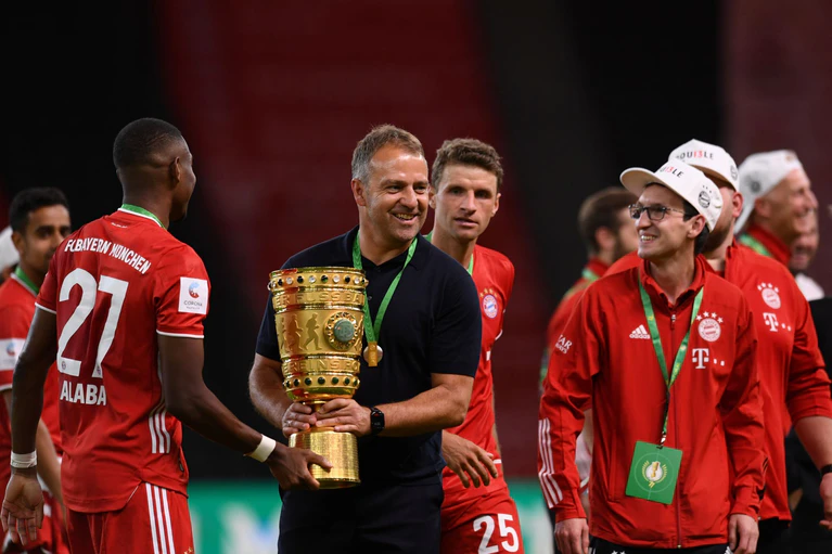 Beim letzten Pokalsieg des FC Bayern im Jahr 2020 war Hansi Flick noch der Trainer. Im Finale besiegten die Münchner den aktuellen Halbfinalgegner Bayer Leverkusen. (Archivbild) — © Annegret Hilse/Reuters/POOL/dpa