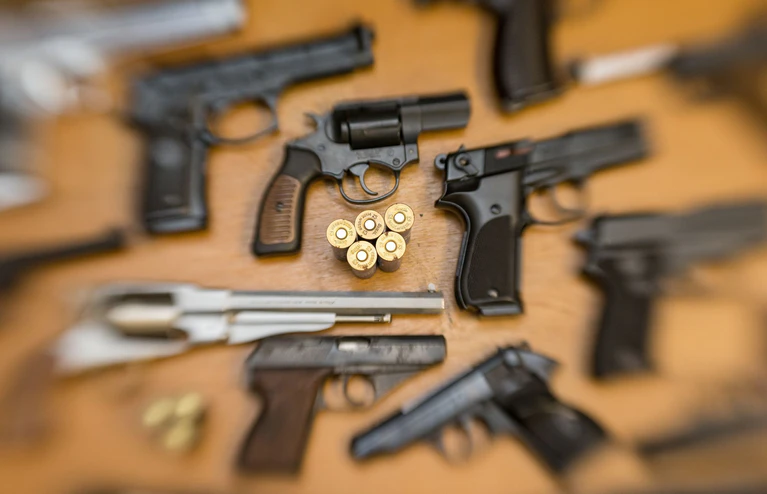 Es gibt strenge Regelungen für den Erwerb, Besitz und die Nutzung von Waffen, die im Waffengesetz (WaffG) festgelegt sind. (Symbolbild) — © Friso Gentsch/dpa