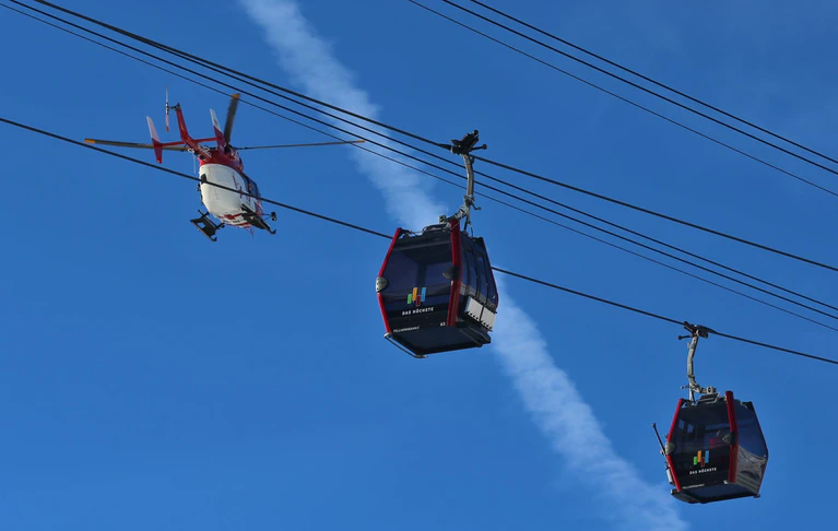 Ein Rettungshubschrauber brachte die schwer verletzte Skifahrerin ins Krankenhaus. (Symbolbild) — © Karl-Josef Hildenbrand/dpa