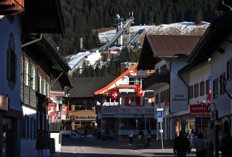 Die Skisprungschanzen sind von der Fußgängerzone in Oberstdorf aus zu sehen. Der beliebte Urlaubsort im Allgäu wird vorläufig  nicht mehr von Fernzügen der Deutschen Bahn angefahren. (Archivfoto) — © Karl-Josef Hildenbrand/dpa