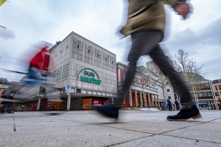 Die Stadt Regensburg wird das ehemalige Galeria-Kaufhof-Gebäude in der Altstadt, in das angeblich ein arabisch-islamisches Kulturkaufhaus einziehen soll, nicht kaufen. (Archivfoto) — © Armin Weigel/dpa