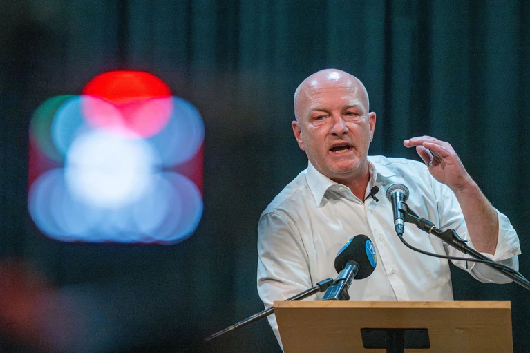 Joachim Wolbergs, ehemaliger Oberbürgermeister von Regensburg, hat bei einem Infoabend seine Sicht auf den gegen ihn bevorstehenden Prozess erläutert. Vor dem Landgericht München I wird ab 11. März ein Teil des Regensburger Parteispenden-Verfahrens neu verhandelt. — © Armin Weigel/dpa