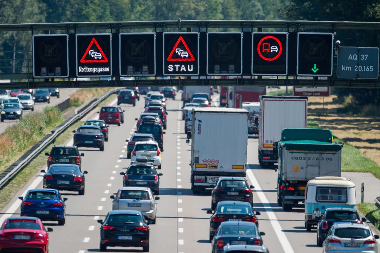 Neben der A8 ist in Bayern besonders der Großraum München staugefährdet. (Archivbild) — © Lino Mirgeler/dpa