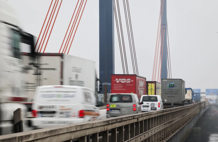 Müsste die Norderelbbrücke kurzfristig gesperrt werden, wäre der volkswirtschaftliche Schaden immens. (Archivbild) — © Christian Charisius/dpa