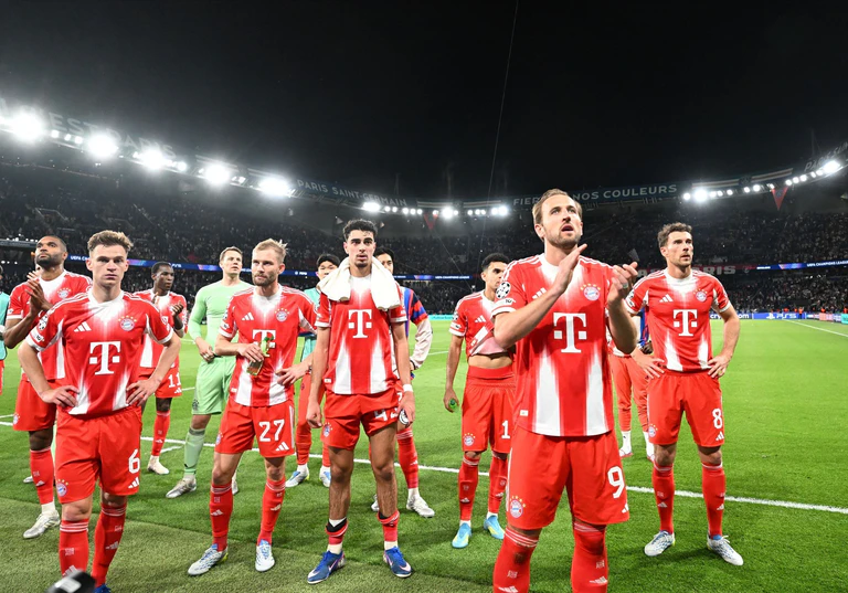 Die Bayern-Profis um Torjäger Harry Kane (vorne) bedanken sich bei den mitgereisten Fans für die Unterstützung im Prinzenpark. — © Federico Gambarini/dpa