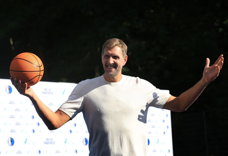 Dirk Nowitzki spielte mit den Kindern Basketball. — © Karl-Josef Hildenbrand/dpa