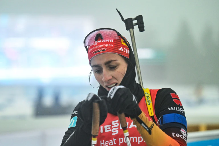 Vanessa Voigt kommt in Oberhof erschöpft ins Ziel. — © Martin Schutt/dpa