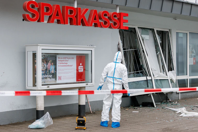 Die Explosion im Foyer einer Bank hat erheblichen Schaden angerichtet. — © Daniel Karmann/dpa