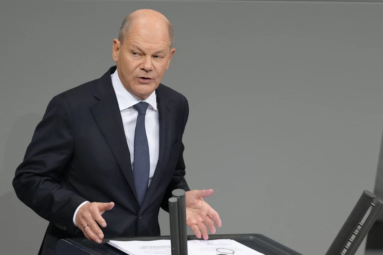 Die Union will nächste Woche Anträge zur Migrationspolitik in den Bundestag einbringen. Der Kanzler kontert das mit einer Ankündigung. — © Kay Nietfeld/dpa