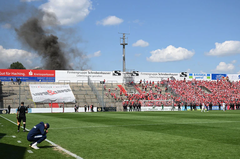 Der Sportpark Unterhaching wird die neue Heimat der Bayern-Fußballerinnen. (Archivbild) — © Angelika Warmuth/dpa