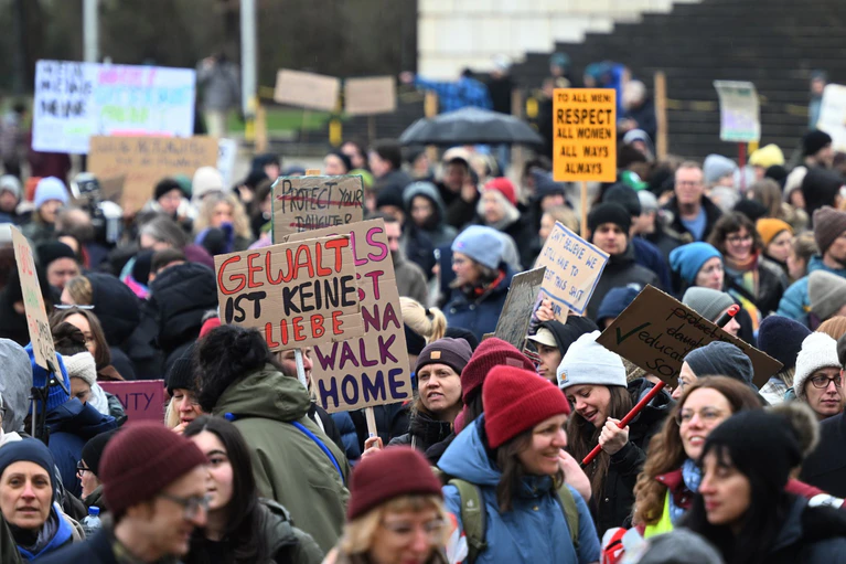  Zu der Demonstration hat unter anderem die Grüne Jugend aufgerufen.  — © Felix Hörhager/dpa