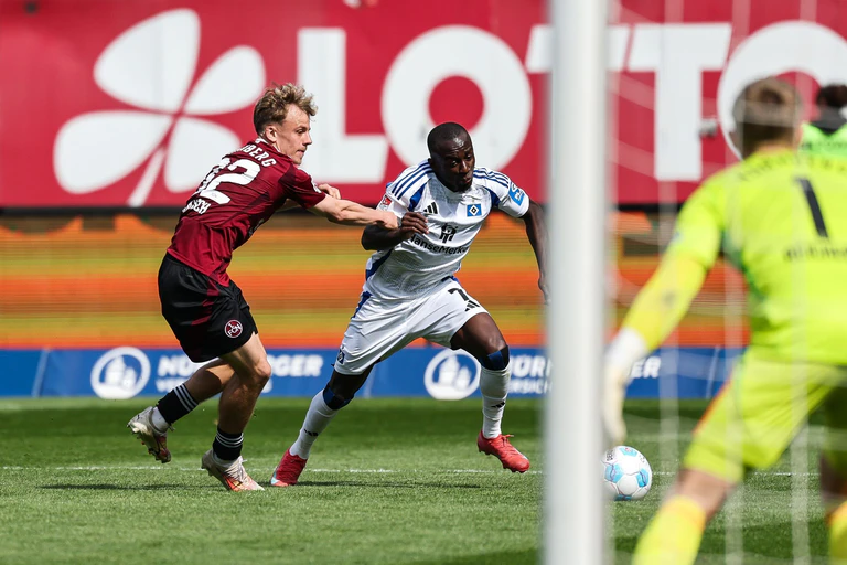 Nach seiner Gala-Vorstellung hat HSV-Offensivspieler Jean-Luc Dompé mit Häme auf Aussagen eines Gegenspielers Tim Janisch (l) reagiert. — © Daniel Löb/dpa
