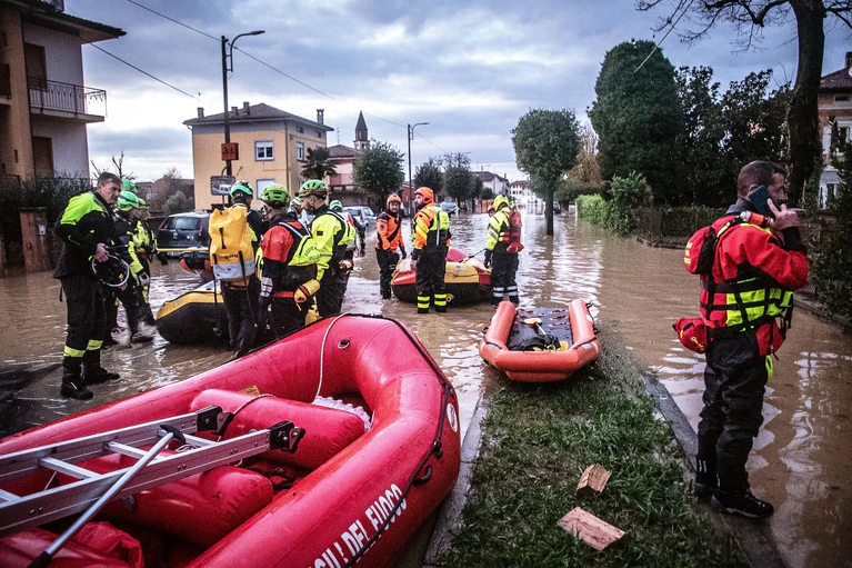 Die Feuerwehr ist nach den Unwettern im Großeinsatz. — © Michela Porta/IPA via ZUMA Press/dpa