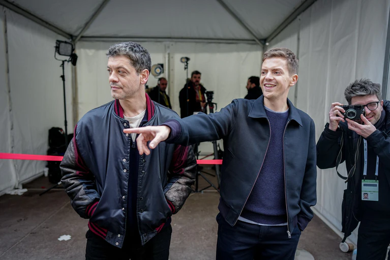 Carlo Ljubek (l) und Ferdinand Hofer (r) haben auf der Münchner Sicherheitskonferenz eine neue «Tatort»-Folge gedreht. — © Kay Nietfeld/dpa