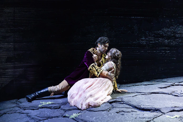 Jonathan Tetelman und Olga Kulchynska wurden vom Publikum gefeiert. — © Geoffroy Schied/Bayerische Staatsoper/dpa