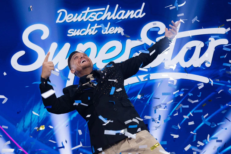 Nach 16 Jahren am Ziel angekommen: «DSDS»-Sieger Menowin Fröhlich — © Rolf Vennenbernd/dpa