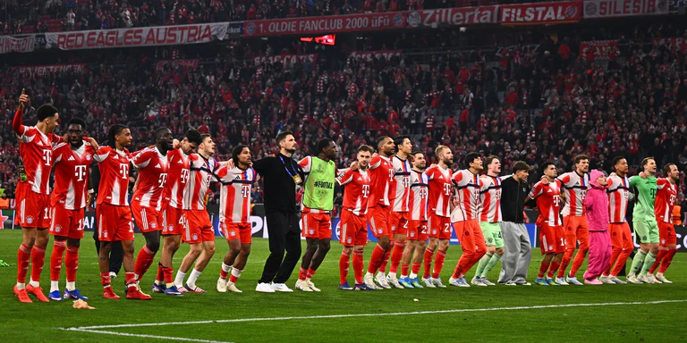 Die Stars des FC Bayern lassen sich feiern. — © Tom Weller/dpa