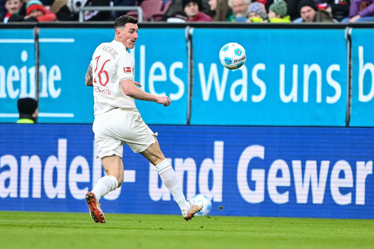 Cédric Zesiger bleibt bis 2029 beim FC Augsburg. — © Harry Langer/dpa