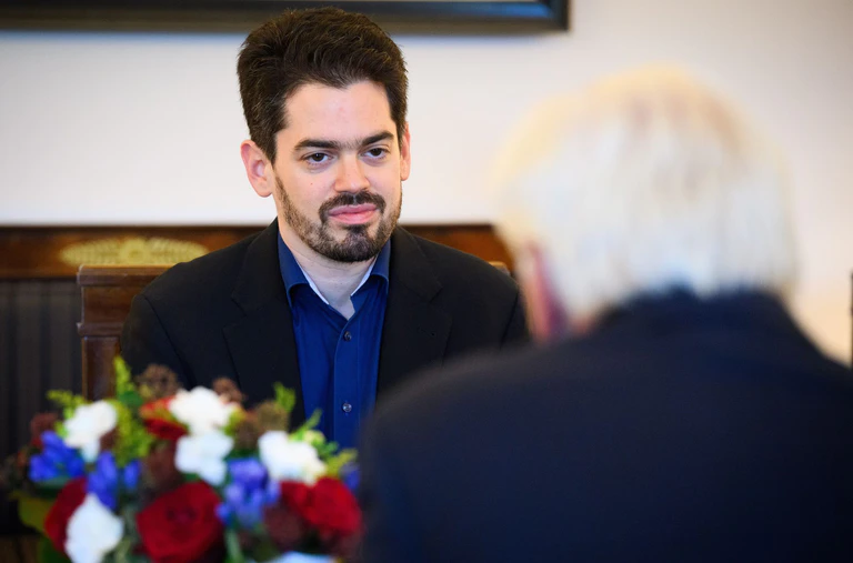 Lahav Shani wurde in Belgien ausgeladen - seitdem gibt es Gesten der Solidarität, auch durch den Bundespräsidenten.  — © Bernd von Jutrczenka/dpa