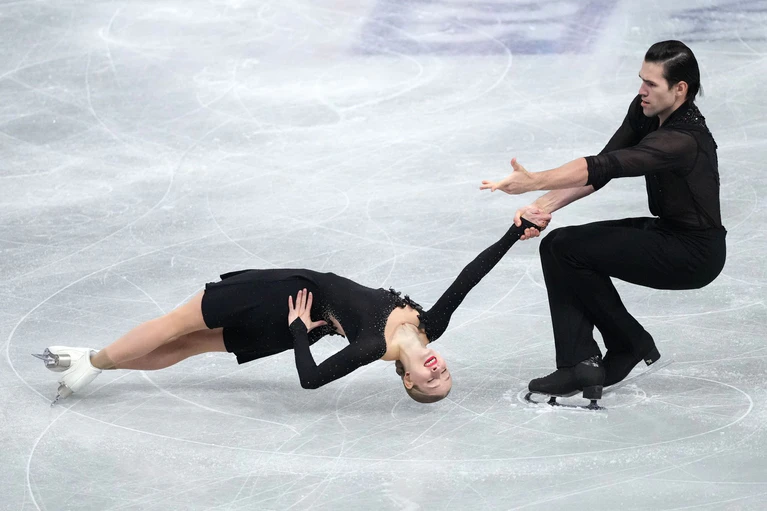 Stehen vor dem deutschen Meistertitel: Minerva Hase und Nikita Volodin. (Archivbild) — © Hiro Komae/AP/dpa