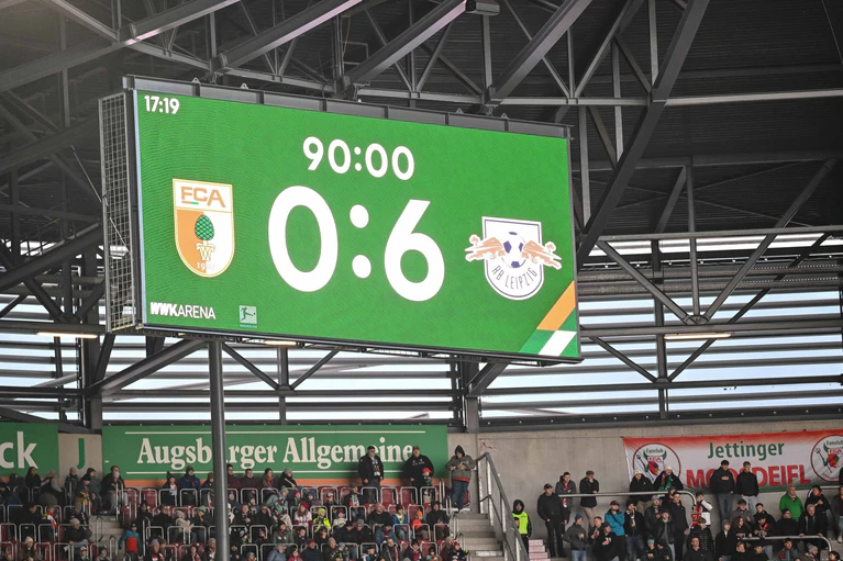 Nach dem 0:6 will der FCA eine Reaktion zeigen. — © Harry Langer/dpa
