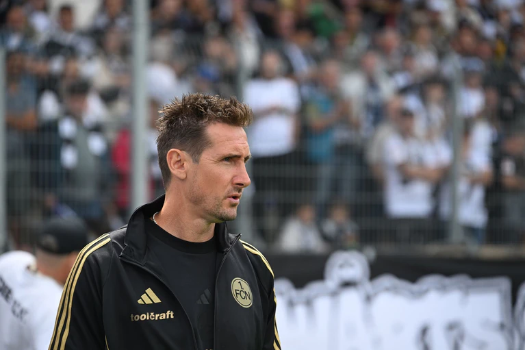 Miroslav Klose freut sich über einen Neuzugang. — © Harald Tittel/dpa