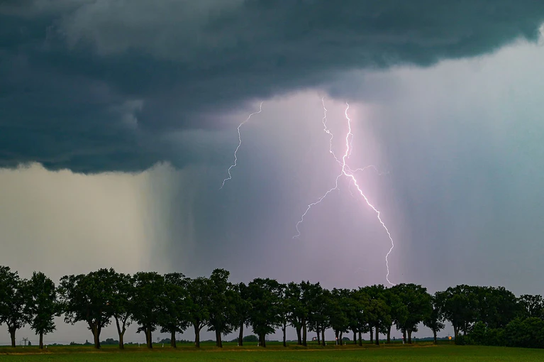 In Südbayern drohen schwere Gewitter (Archivbild). — © Patrick Pleul/dpa