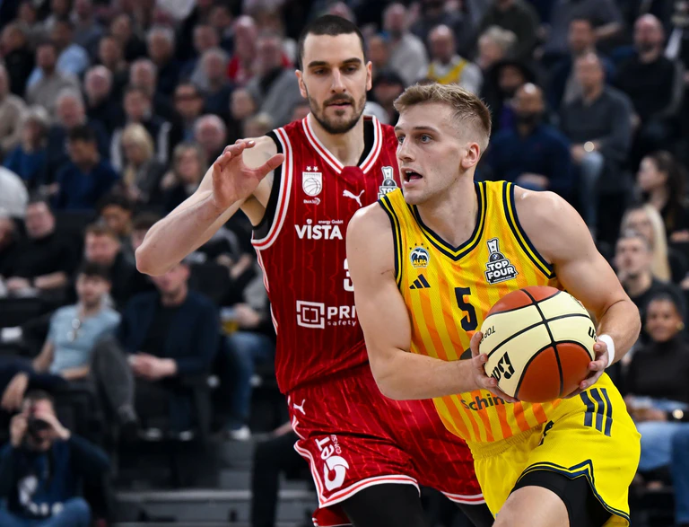 Alba und Bamberg lieferten sich ein packendes Pokal-Finale. — © Sven Hoppe/dpa