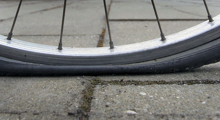 Mit einem platten Reifen ist die Fahrradfahrt zu Ende. (Symbolbild) — © picture alliance / dpa