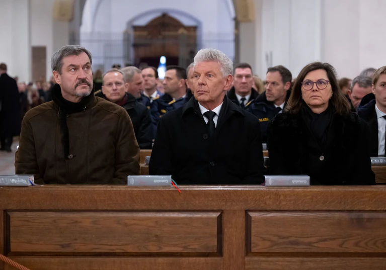 Markus Söder (CSU), Ministerpräsident von Bayern, Dieter Reiter (SPD), Oberbürgermeister von München, und Ilse Aigner (CSU), Präsidentin des bayerischen Landtags (l-r), nehmen im Liebfrauendom an einem ökumenischen Gottesdienst mit interreligiöser Beteiligung für Betroffene, Angehörige und Einsatzkräfte des Anschlags in München teil. — © Sven Hoppe/dpa-Pool/dpa
