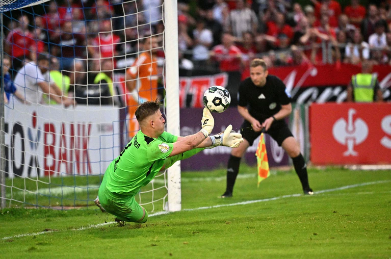 Illertissens Torwart Michel Witte parierte damals zweimal im Elfmeterschießen. (Archivfoto) — © Jan-Philipp Strobel/dpa