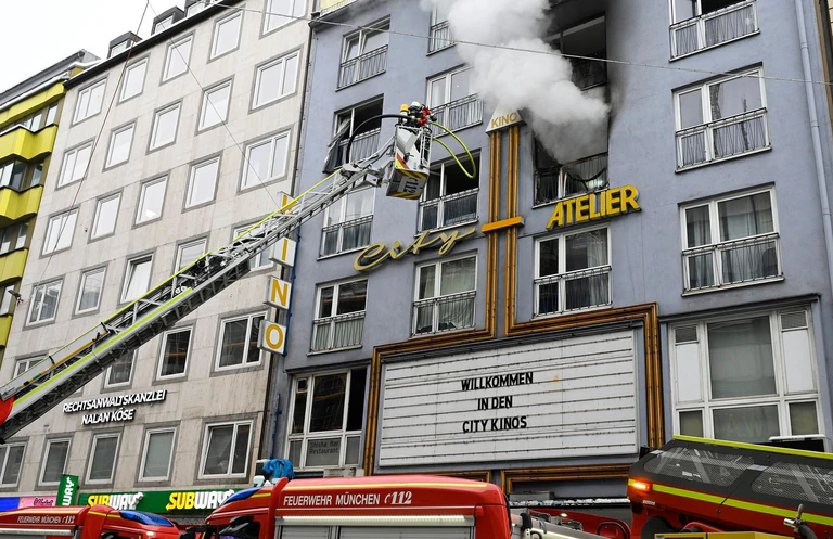 Mehrere Wohnungen sind nicht mehr bewohnbar. — © Florian Reichmann/Berufsfeuerwehr München/dpa