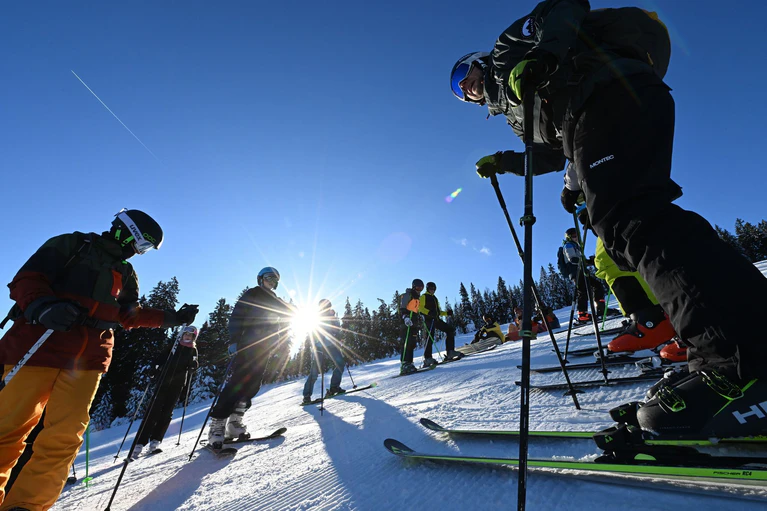 Skifahren auf Klassenfahrten könnte zum Auslaufmodell werden. (Archivbild)  — © Angelika Warmuth/dpa