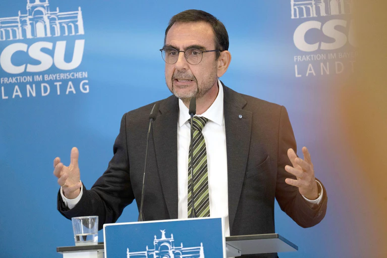 CSU-Landtagsfraktionschef Klaus Holetschek atttackiert die Sparpläne von CDU-Gesundheitsministerin Nina Warken (CDU). (Archiv) — © Pia Bayer/dpa