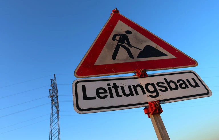 «Leitungsbau»: Dieses Verkehrsschild wird in Bayern in den nächsten Jahren womöglich häufiger zu sehen sein. (Symbolbild) — © Karl-Josef Hildenbrand/dpa