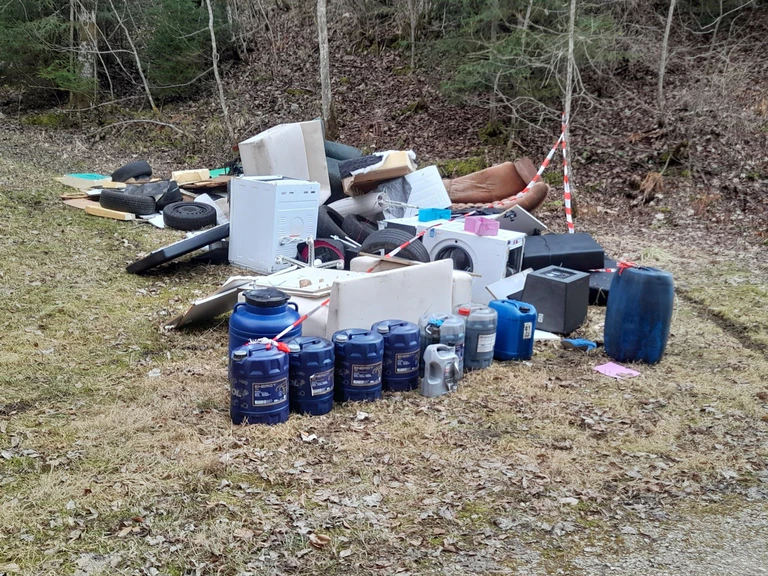 Der riesige Müllberg wurde in einem Wald abgeladen — © -/Polizeipräsidium Ulm/dpa