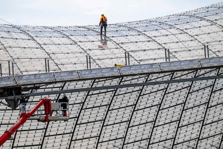 Das Olympiastadion wird derzeit saniert - die meisten Spielstätten wären in München schon vorhanden (Archivbild). — © Peter Kneffel/dpa