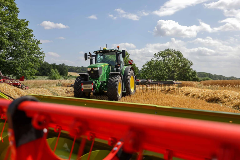 Eine junge Treckerfahrerin ist in Babenhausen im Allgäu mit ihrem Traktor samt Anhänger umgekippt und schwer verletzt worden. (Symbolbild) — © Jan Woitas/dpa